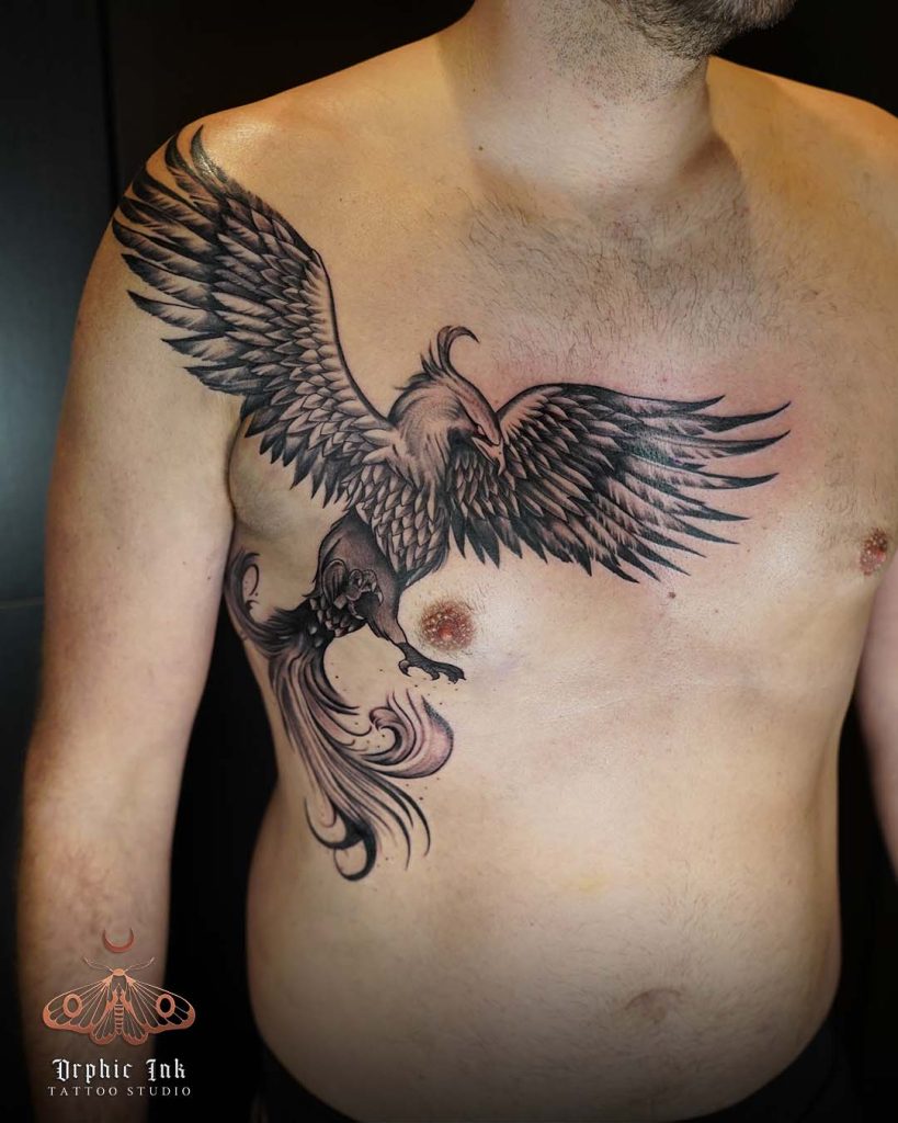 Tatoeage van een Phoenix op het torso van een man.